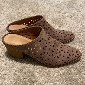 Cute shoes from Buckle. Worn twice. Incredible condition. Very comfortable.